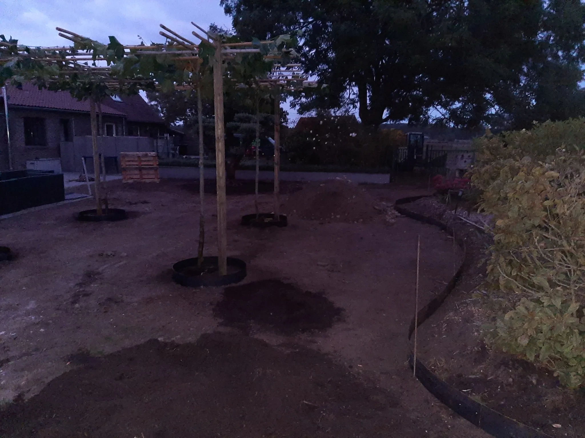 Heraanleg tuin feestzaal met groene pergola voor natuurlijke elegantie 