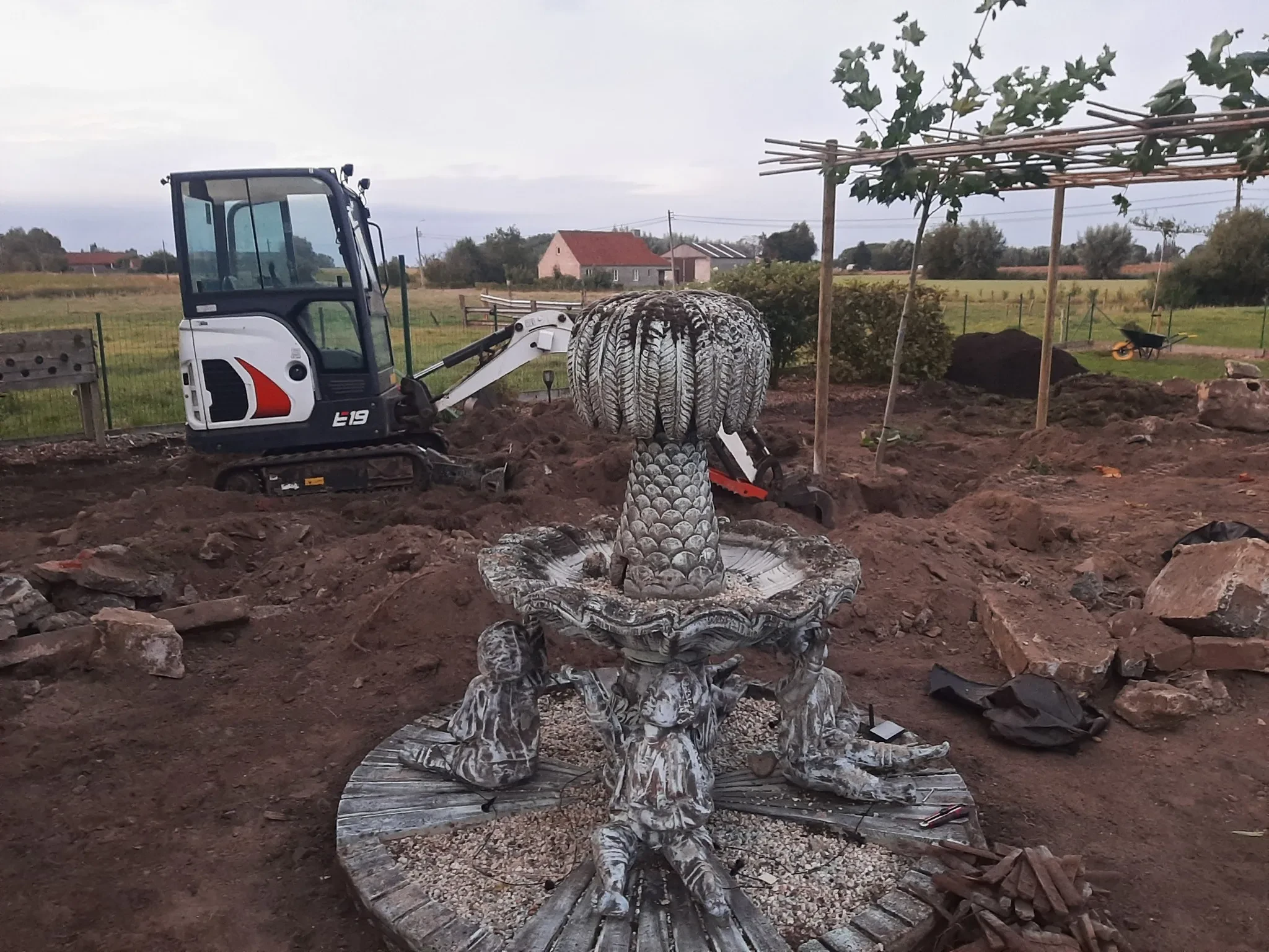 Heraanleg tuin feestzaal met groene pergola voor natuurlijke elegantie 
