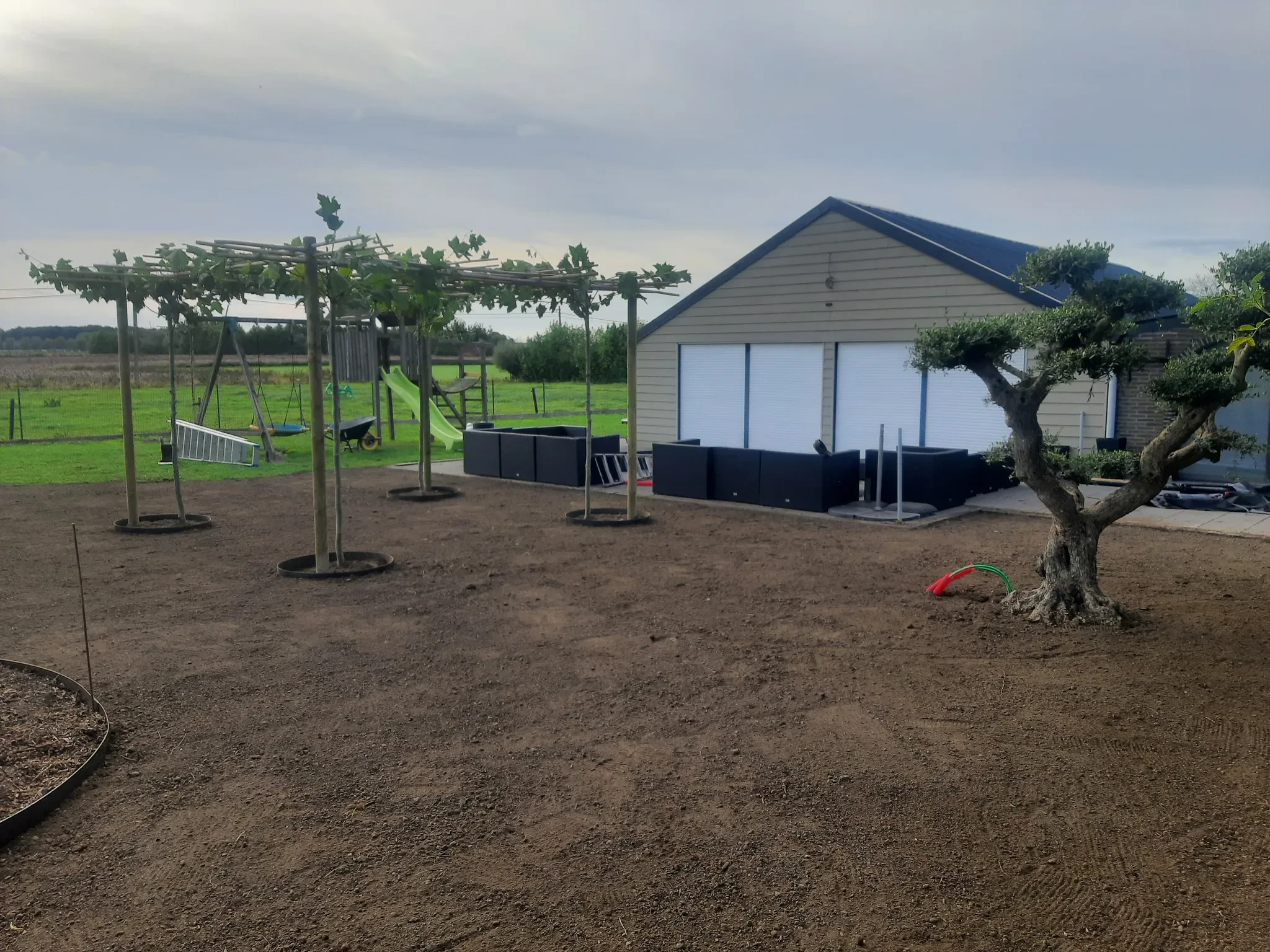 Heraanleg tuin feestzaal met groene pergola voor natuurlijke elegantie 